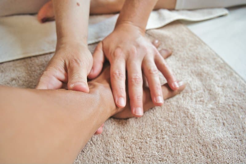 Massage bàn tay trên khăn bông