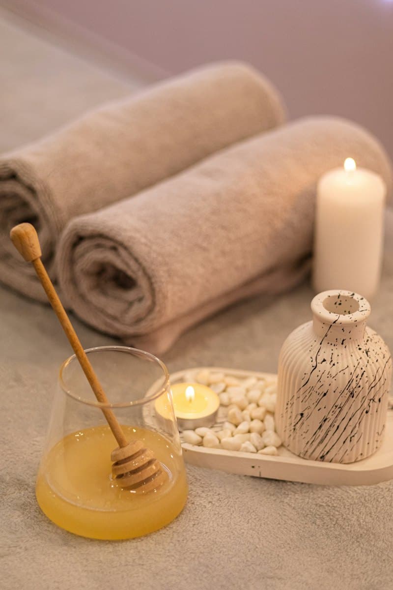 Khăn cuộn, nến và hũ mật ong trên khay